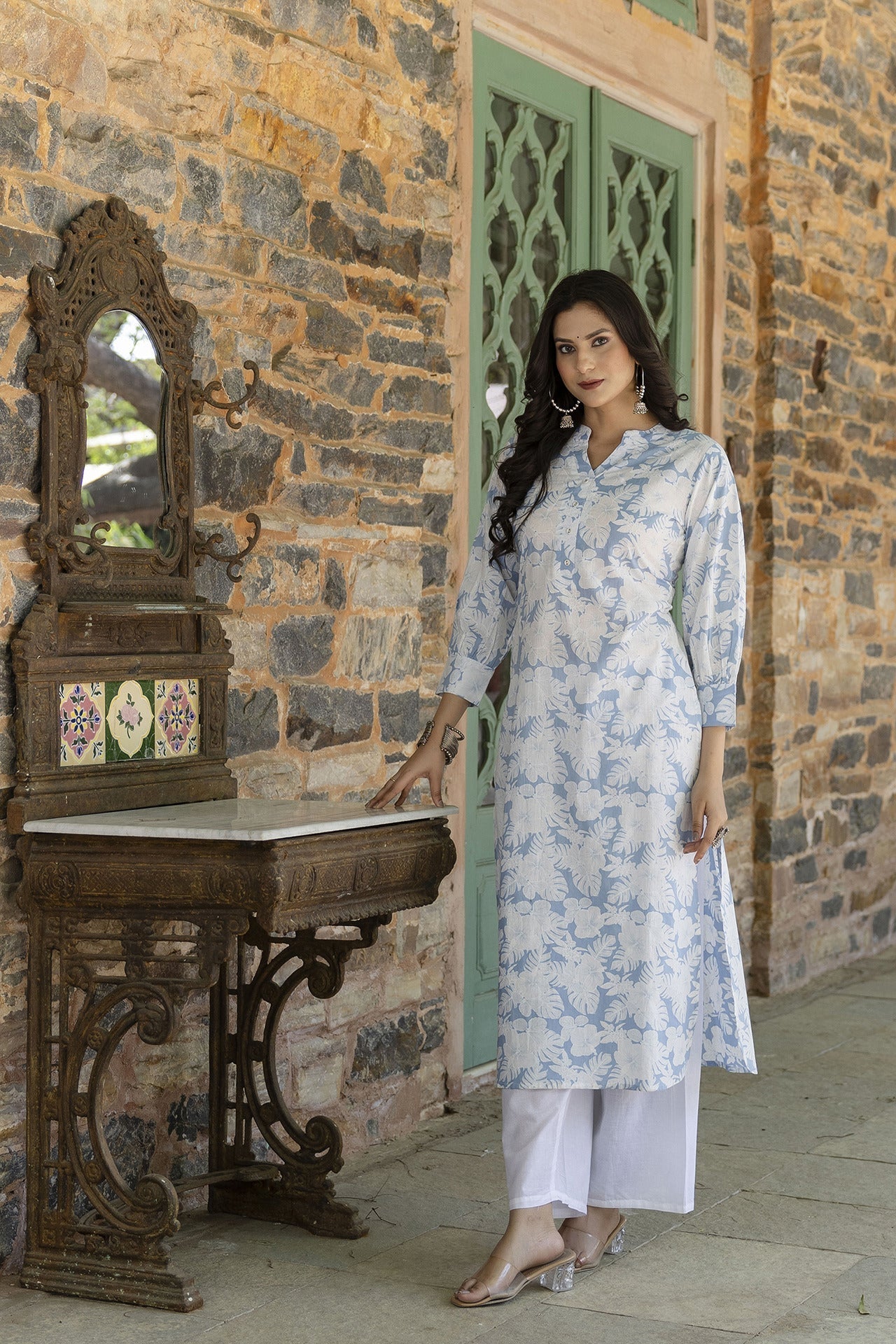 Women Blue Printed Straight Kurta With Three Quarter Sleeves