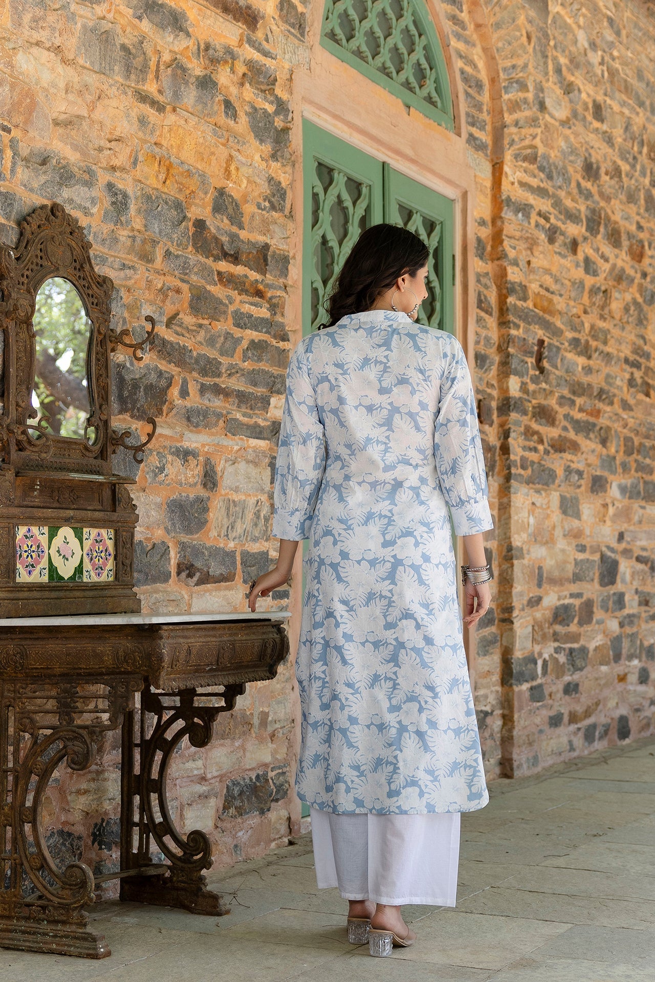 Women Blue Printed Straight Kurta With Three Quarter Sleeves