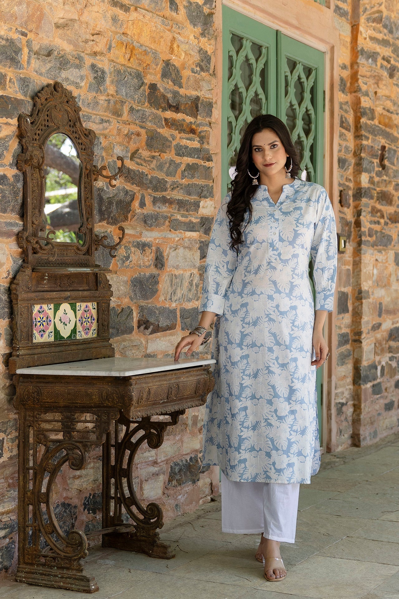 Women Blue Printed Straight Kurta With Three Quarter Sleeves