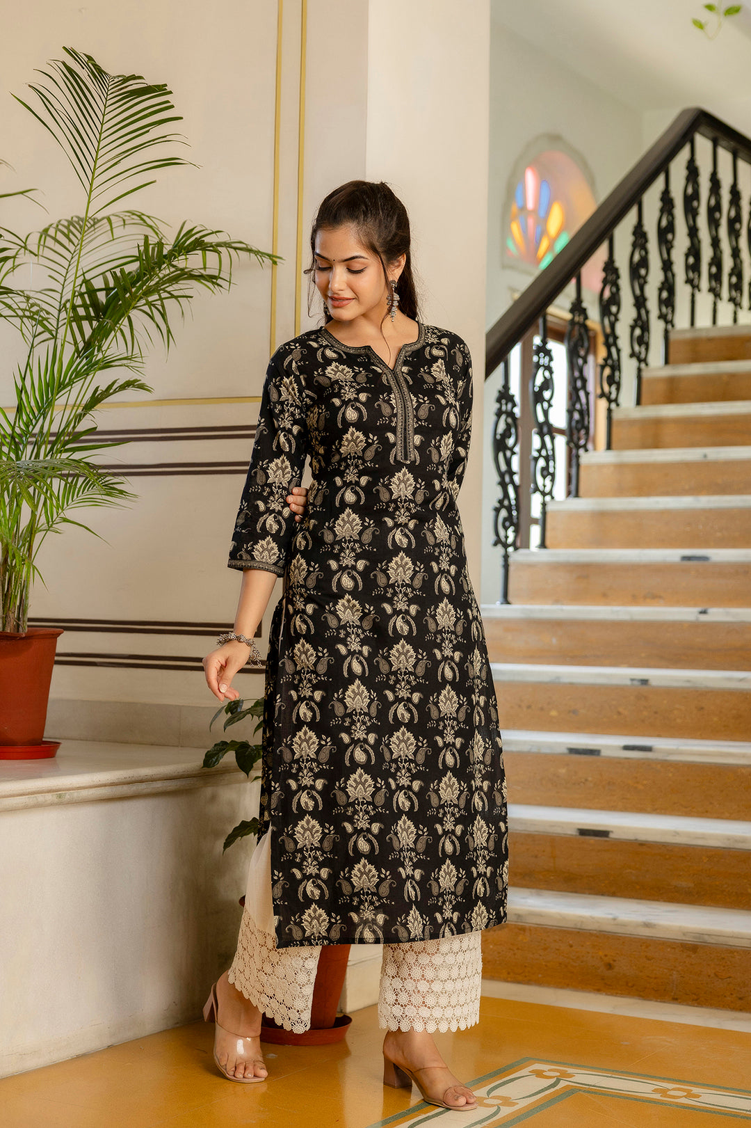 Women Black Printed Straight Kurta With Three Quarter Sleeves