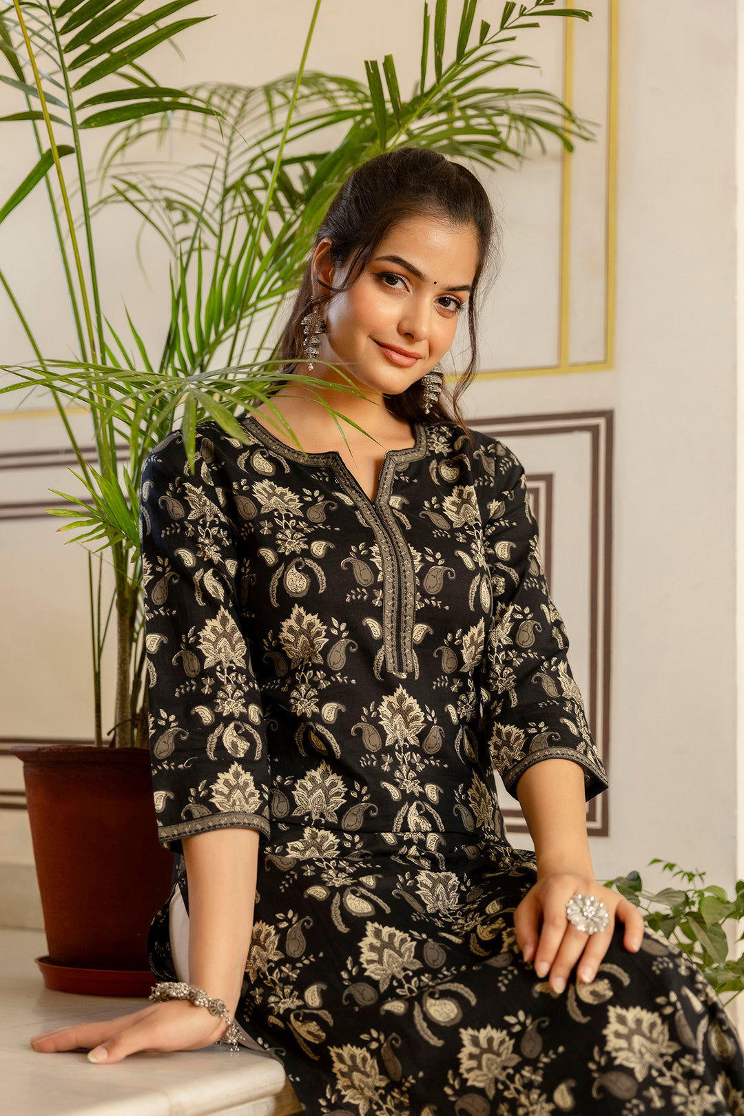 Women Black Printed Straight Kurta With Three Quarter Sleeves