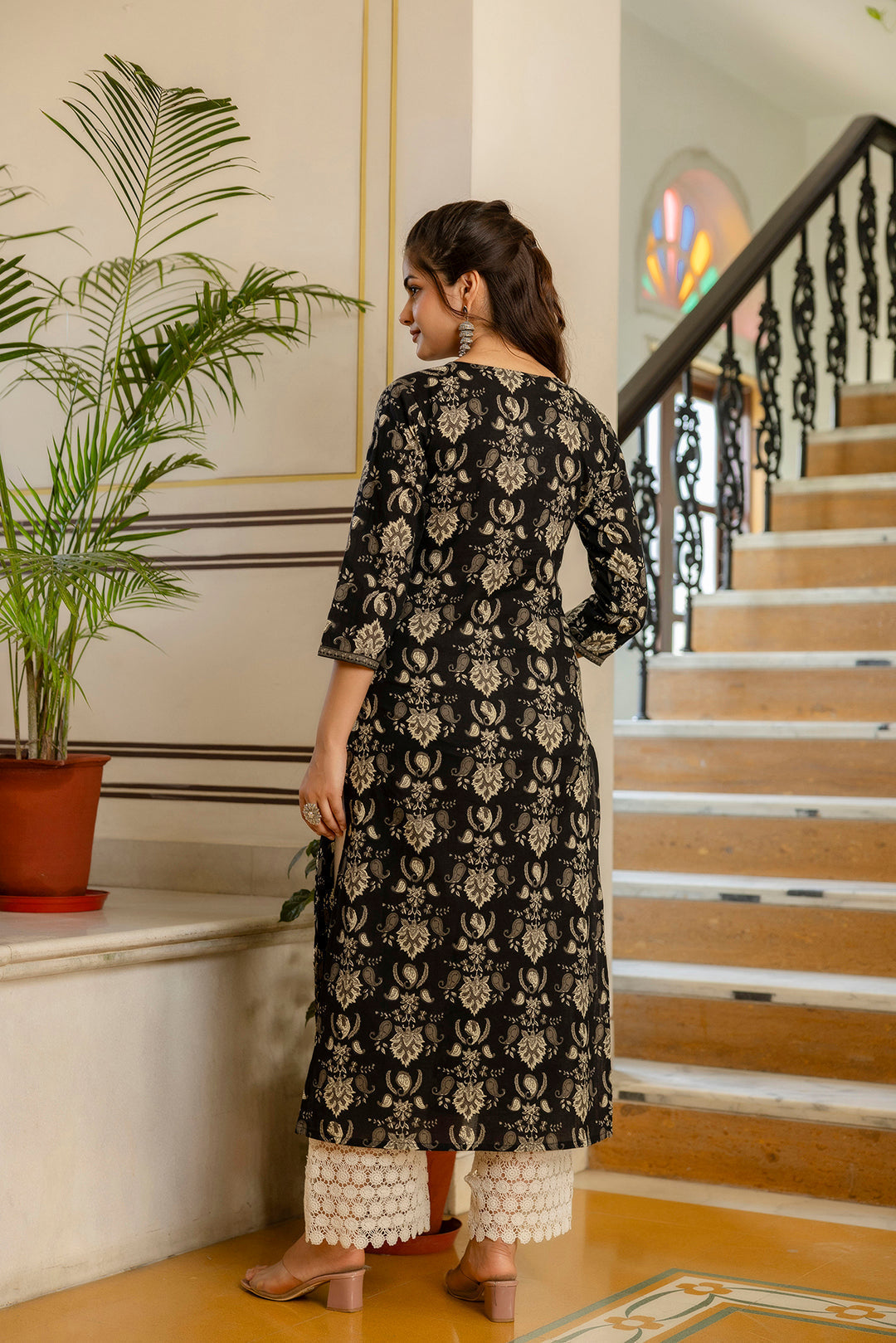 Women Black Printed Straight Kurta With Three Quarter Sleeves