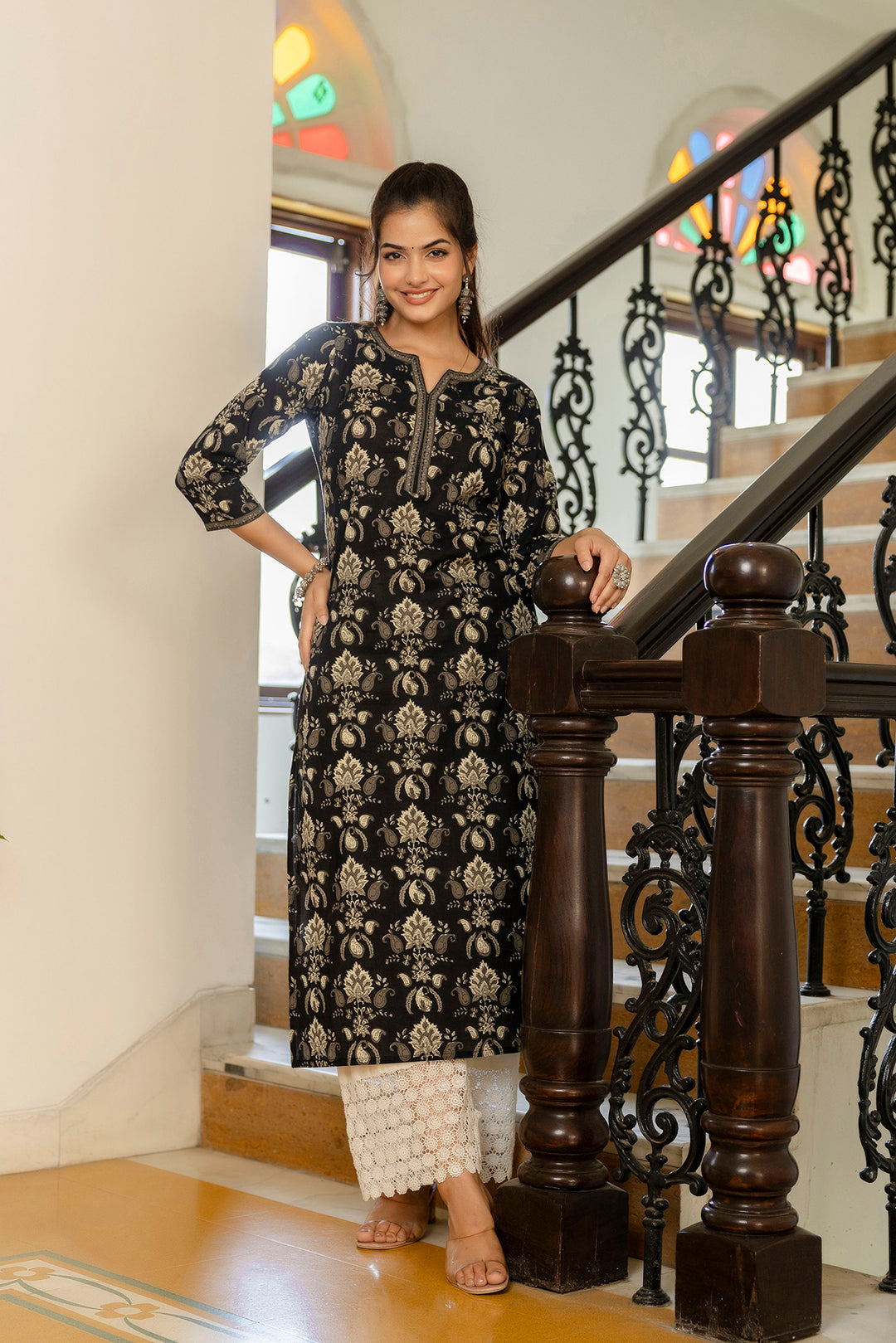 Women Black Printed Straight Kurta With Three Quarter Sleeves