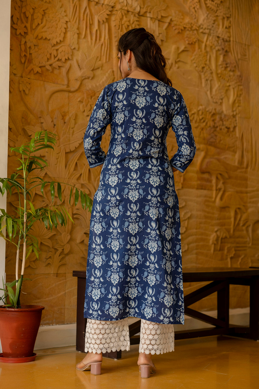Women Blue Printed Straight Kurta With Three Quarter Sleeves