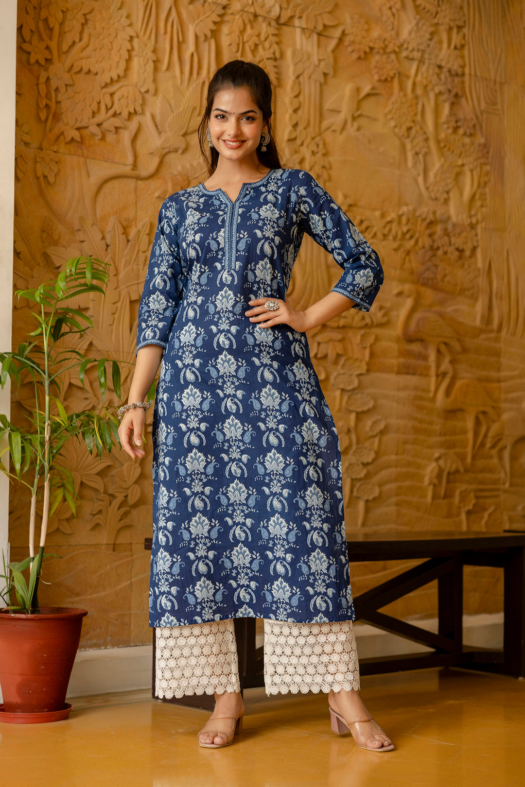 Women Blue Printed Straight Kurta With Three Quarter Sleeves