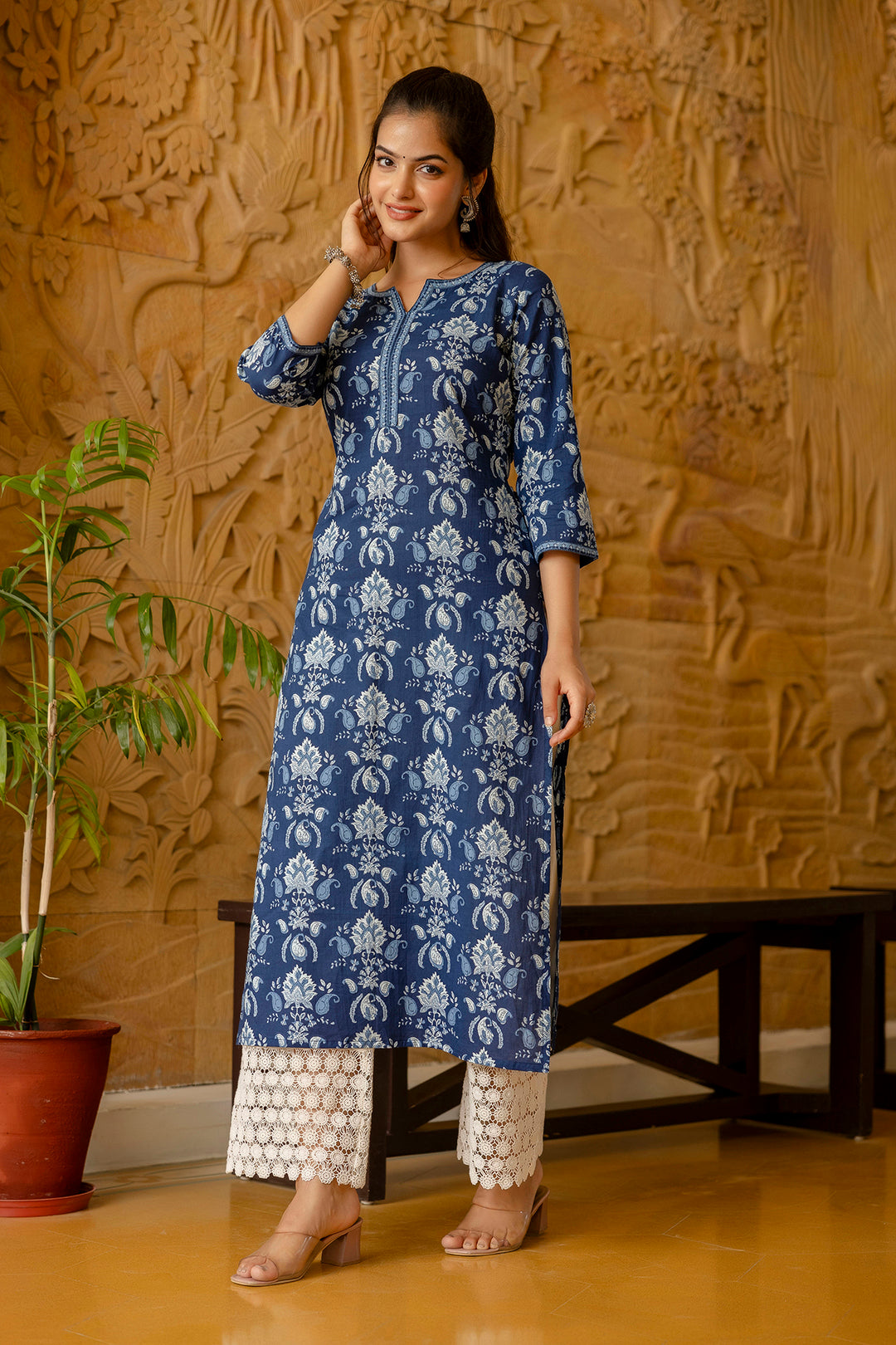 Women Blue Printed Straight Kurta With Three Quarter Sleeves