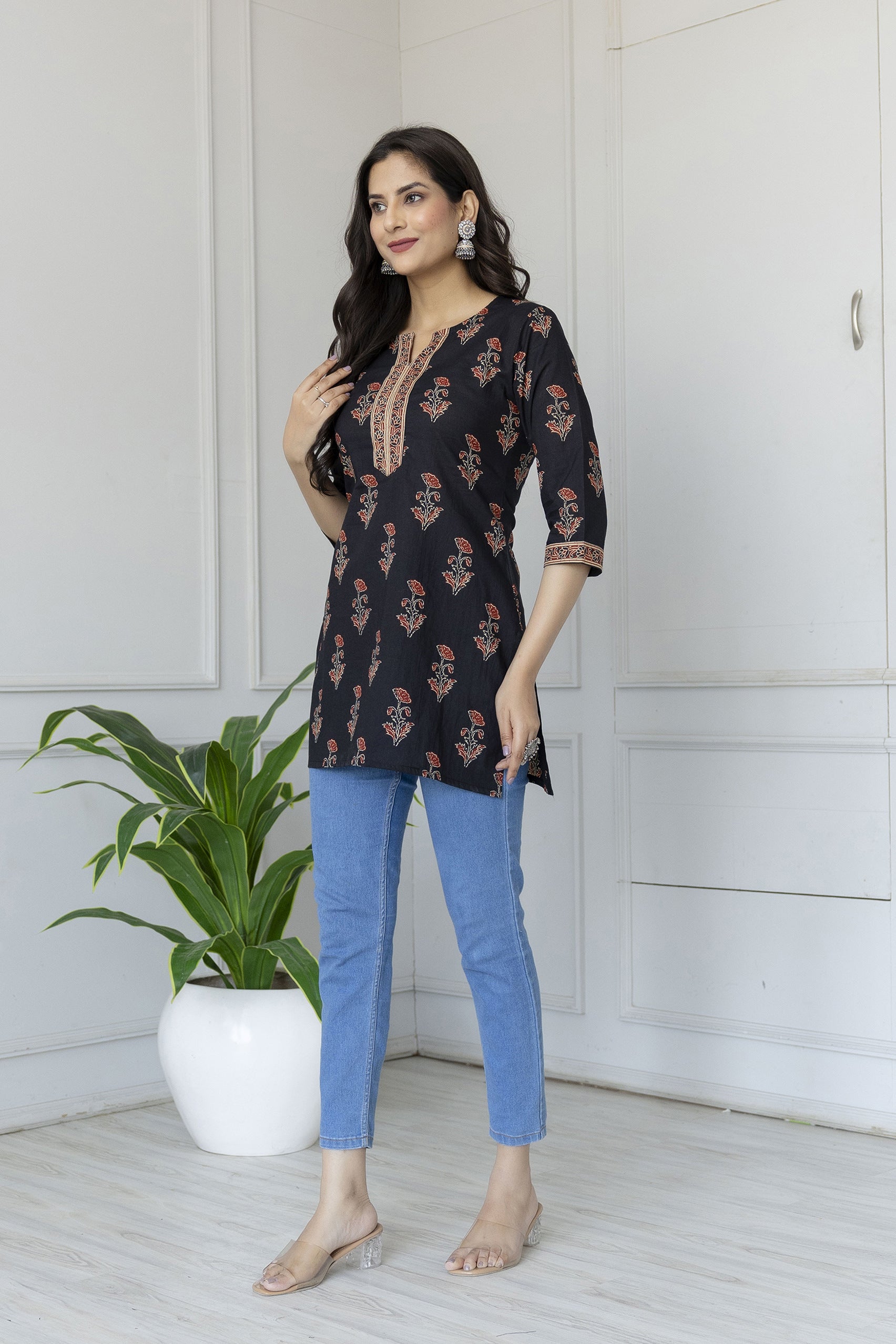 Women Black Straight Tunic With Three Quarter Sleeves