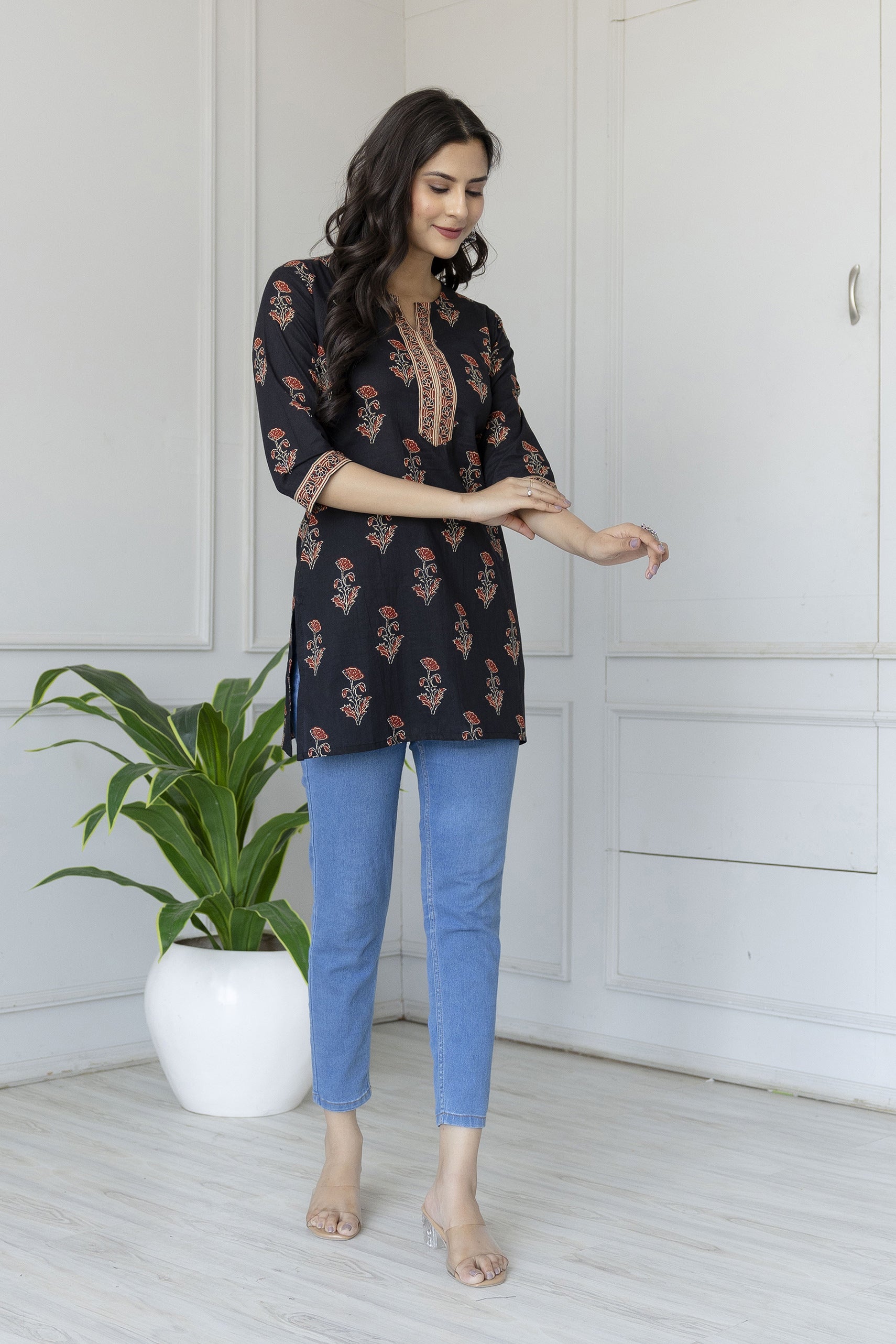 Women Black Straight Tunic With Three Quarter Sleeves