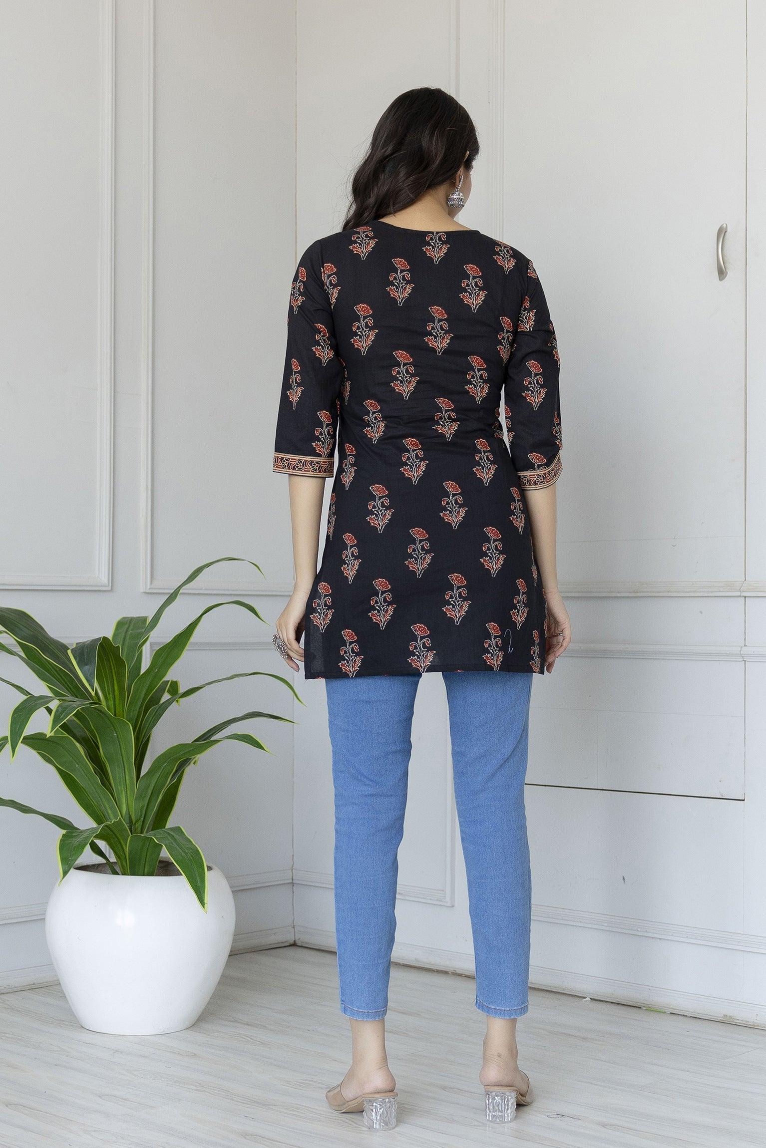 Women Black Straight Tunic With Three Quarter Sleeves