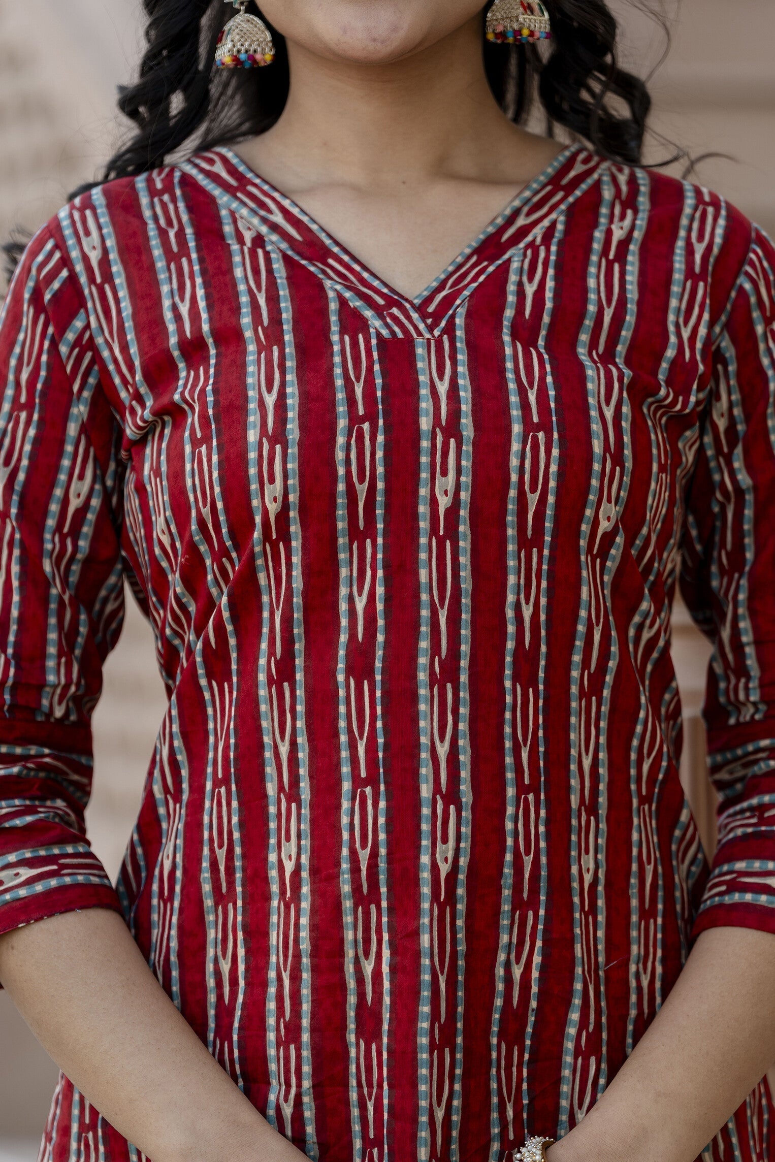 Women Maroon Ikat Printed Straight V-Neck Kurta