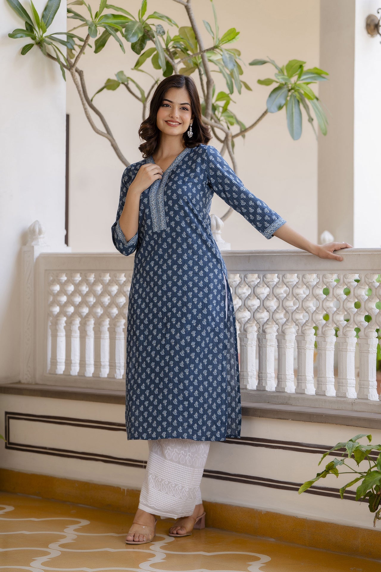 Women Blue Printed Straight Kurta With Three Quarter Sleeves