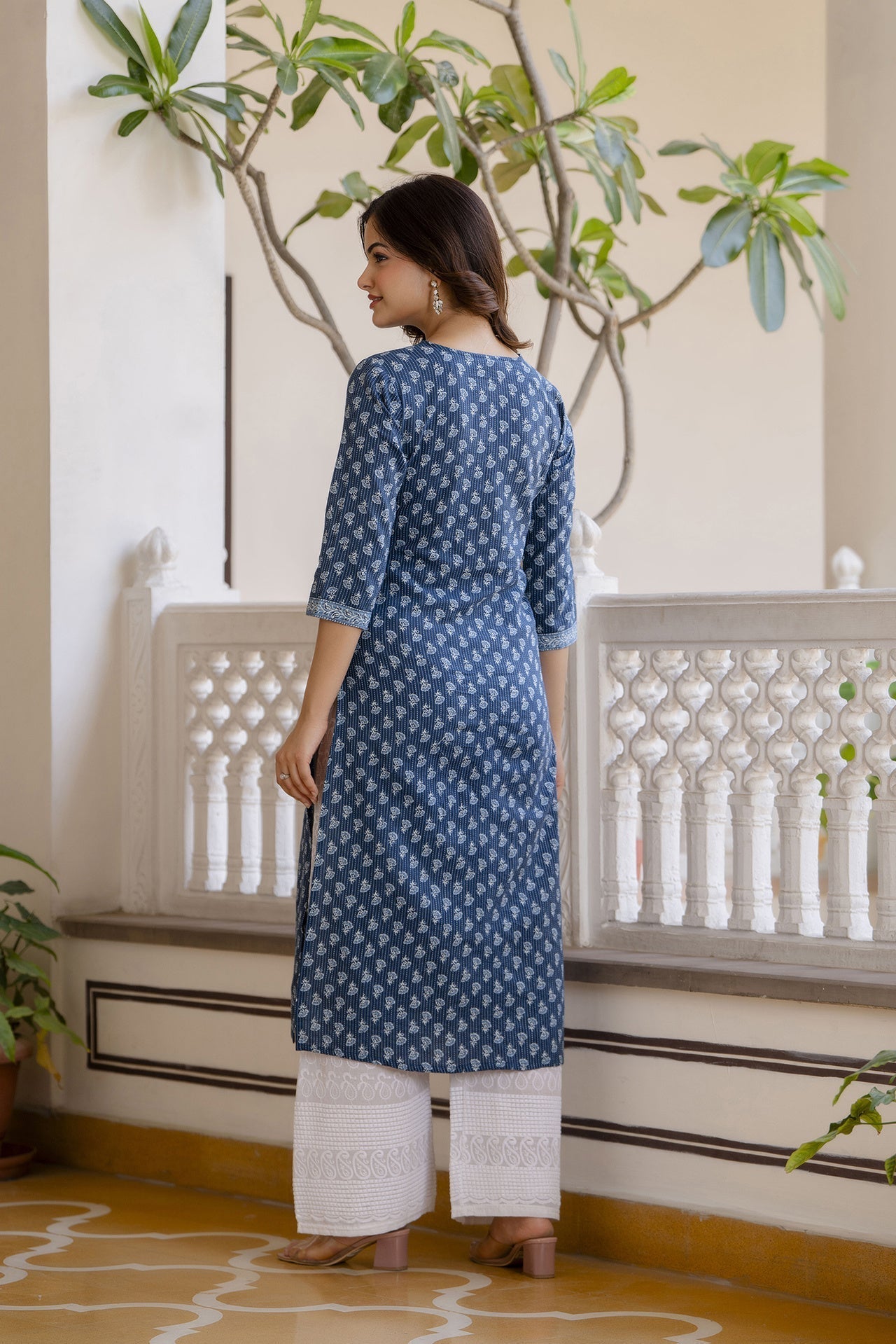 Women Blue Printed Straight Kurta With Three Quarter Sleeves