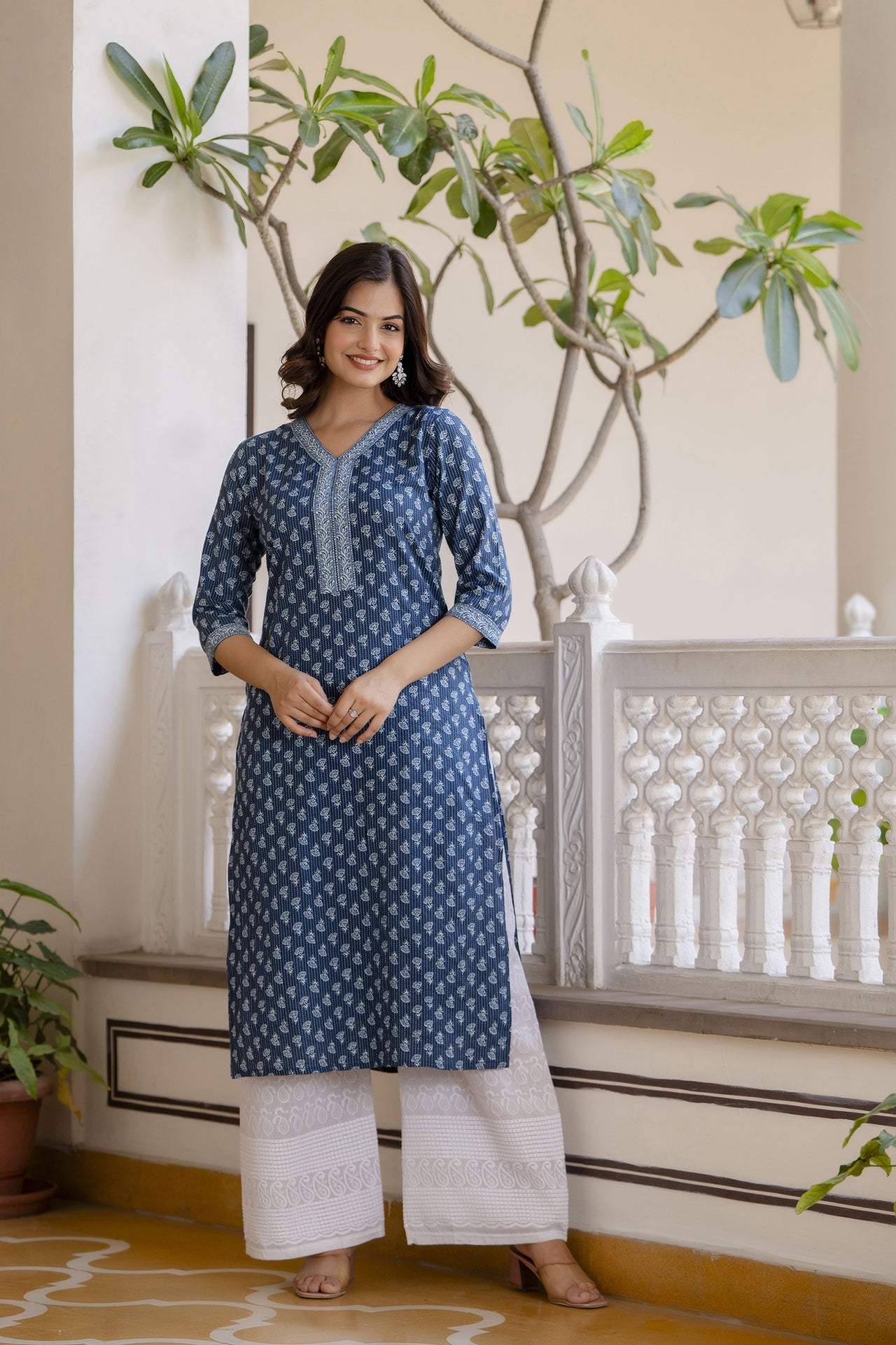 Women Blue Printed Straight Kurta With Three Quarter Sleeves