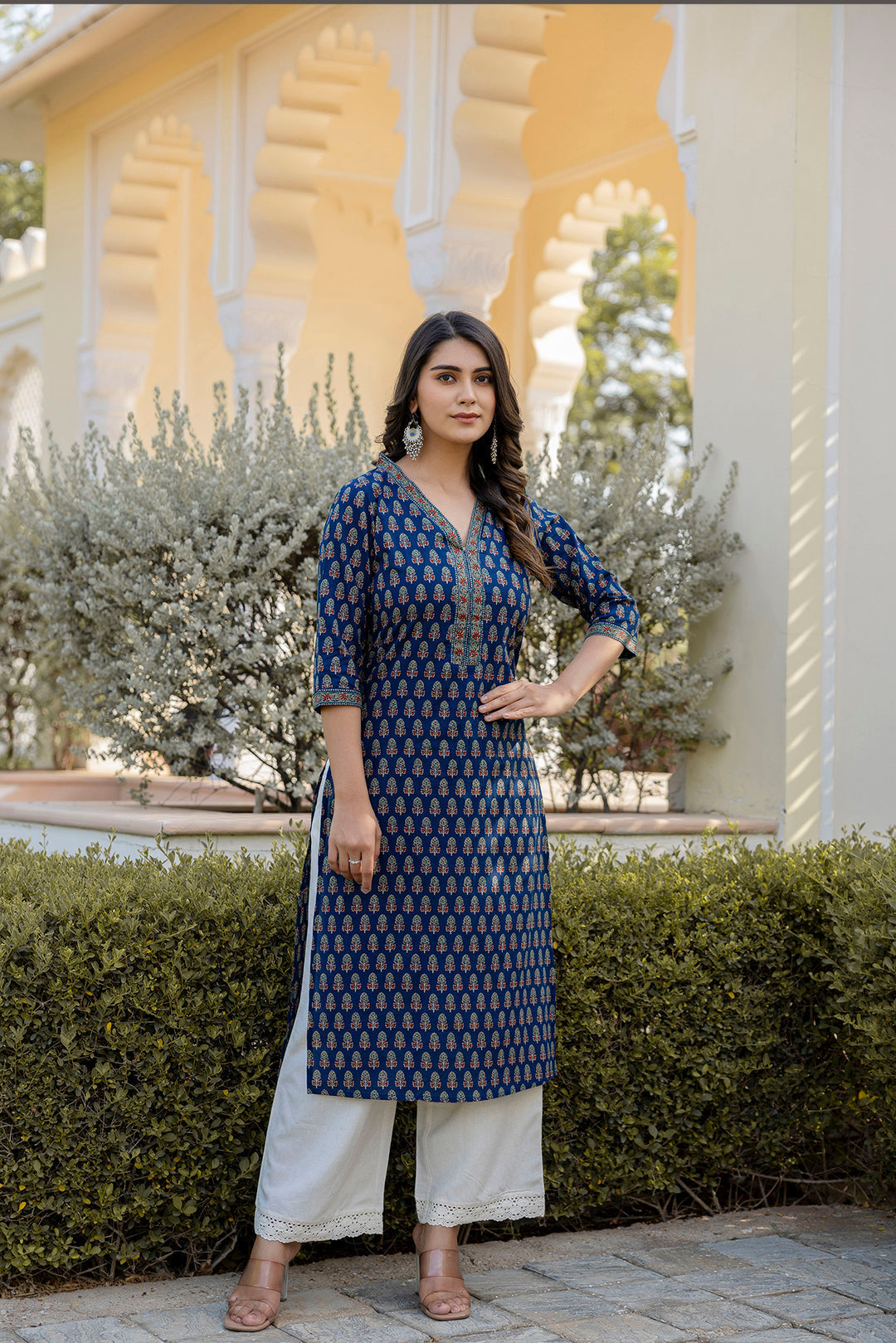 Women Blue Printed Straight Kurta With Three Quarter Sleeves