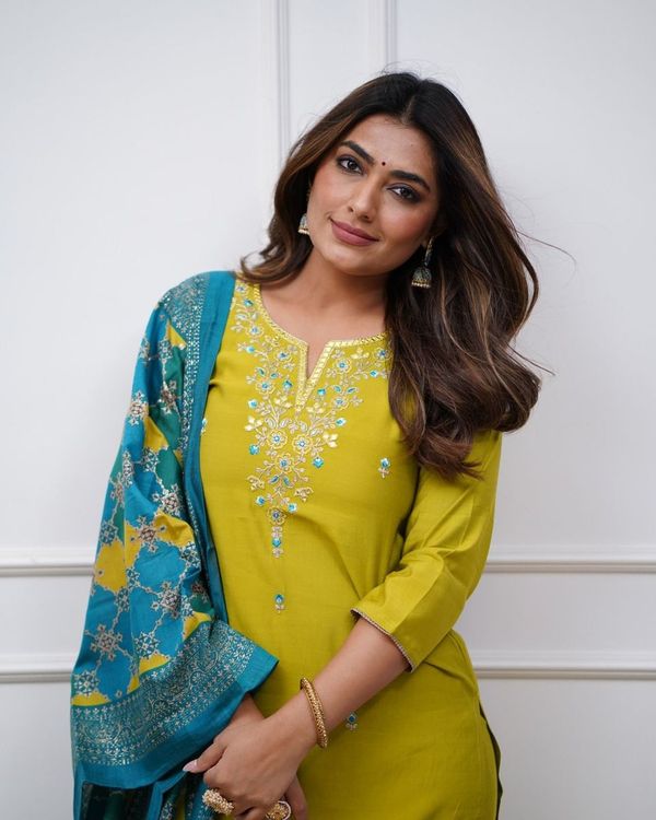 Women Embroidered Straight Kurta with Pant And Printed Dupatta Sets
