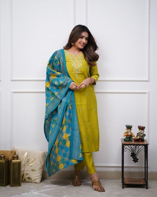 Women Embroidered Straight Kurta with Pant And Printed Dupatta Sets