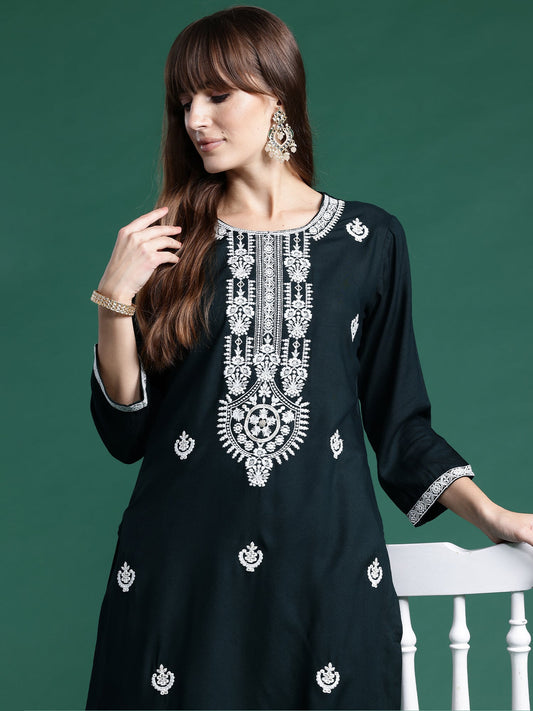 Women Green Embroidered Straight Kurtas