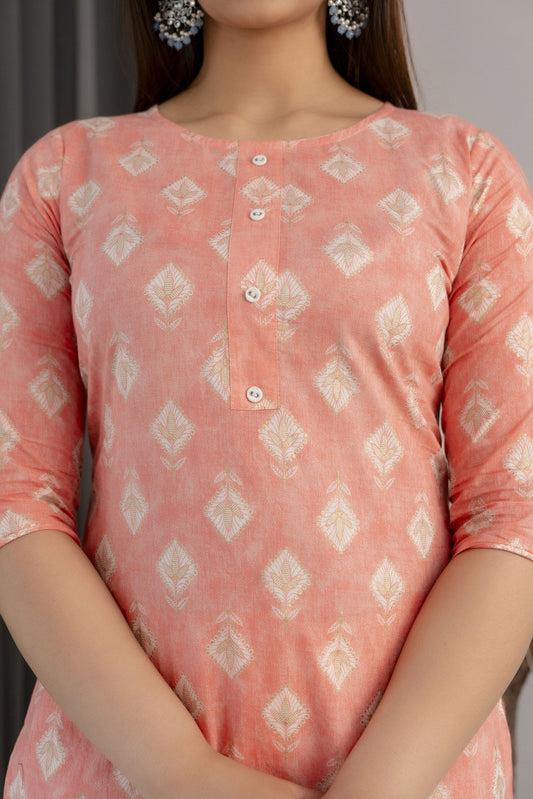 Women Peach Printed Straight Kurta With Three Quarter Sleeves