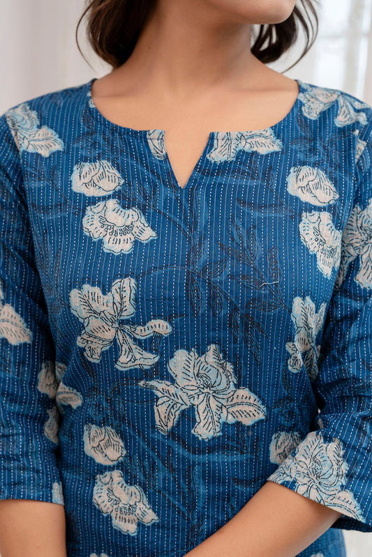 Women Blue Printed Straight Kurta With Three Quarter Sleeves