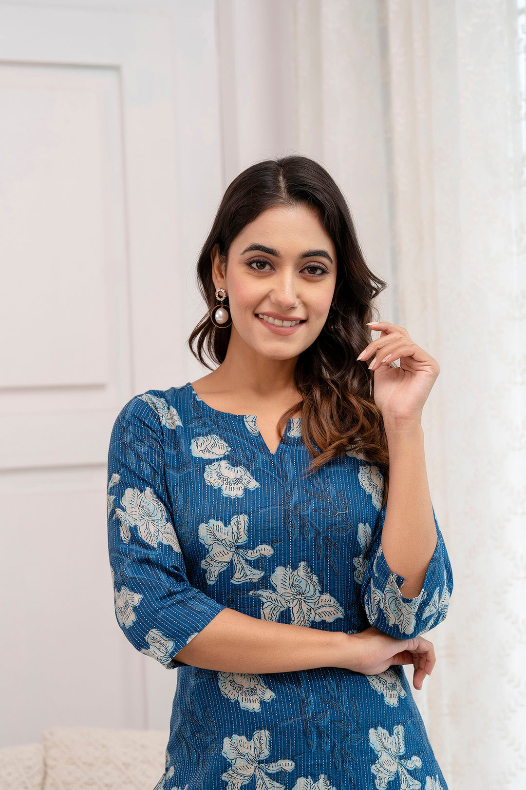 Women Blue Printed Straight Kurta With Three Quarter Sleeves