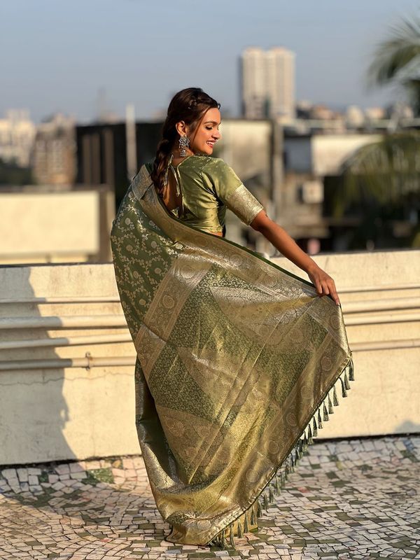 Green Color Banarasi Silk  Wevon Jari Designer Rich Looks Partywear Saree